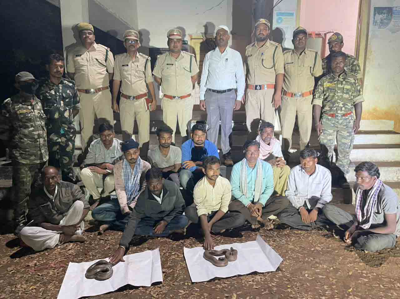 రెండు తలల పాములను పట్టుకున్న ఫారెస్ట్ అధికారులు…