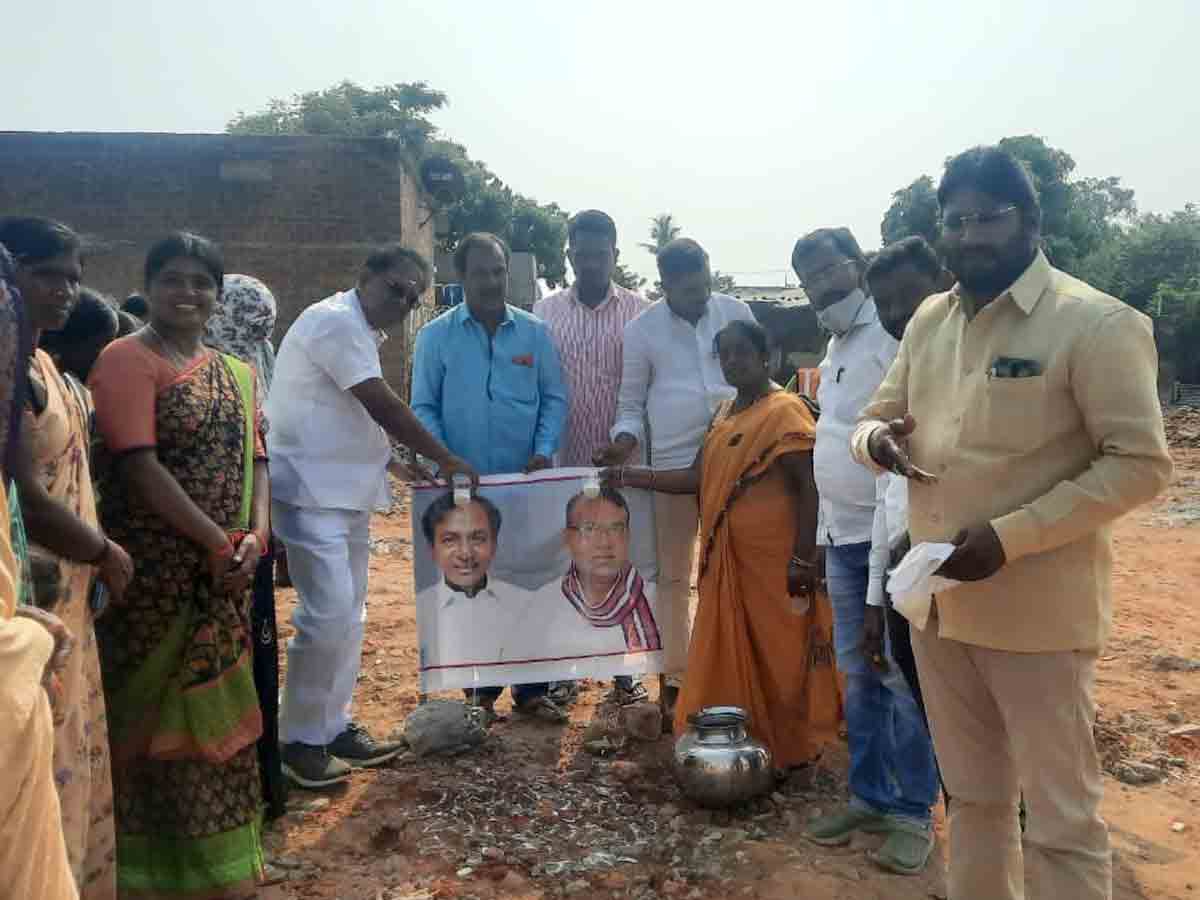 సీఎం కేసీఆర్‌, స్పీకర్‌ పోచారం ఫ్లెక్సీకి క్షీరాభిషేకం..