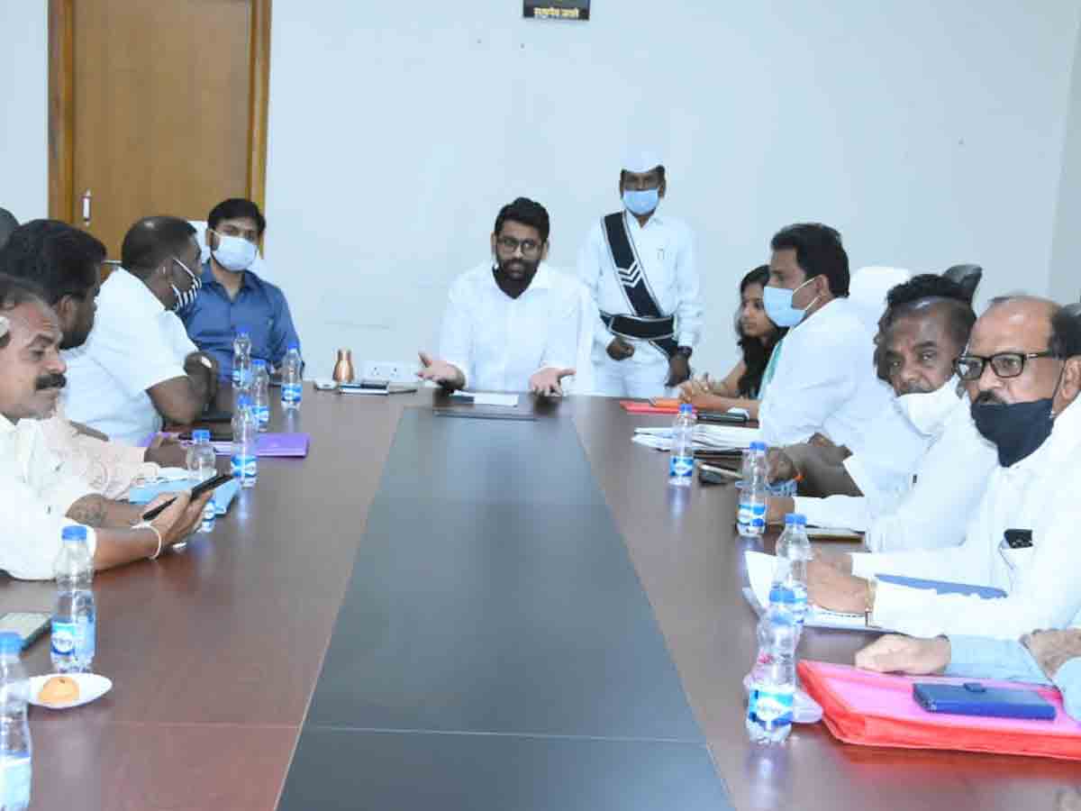 అటవీ భూముల సంరక్షణకు సహకరించాలి..    జిల్లా కలెక్టర్‌