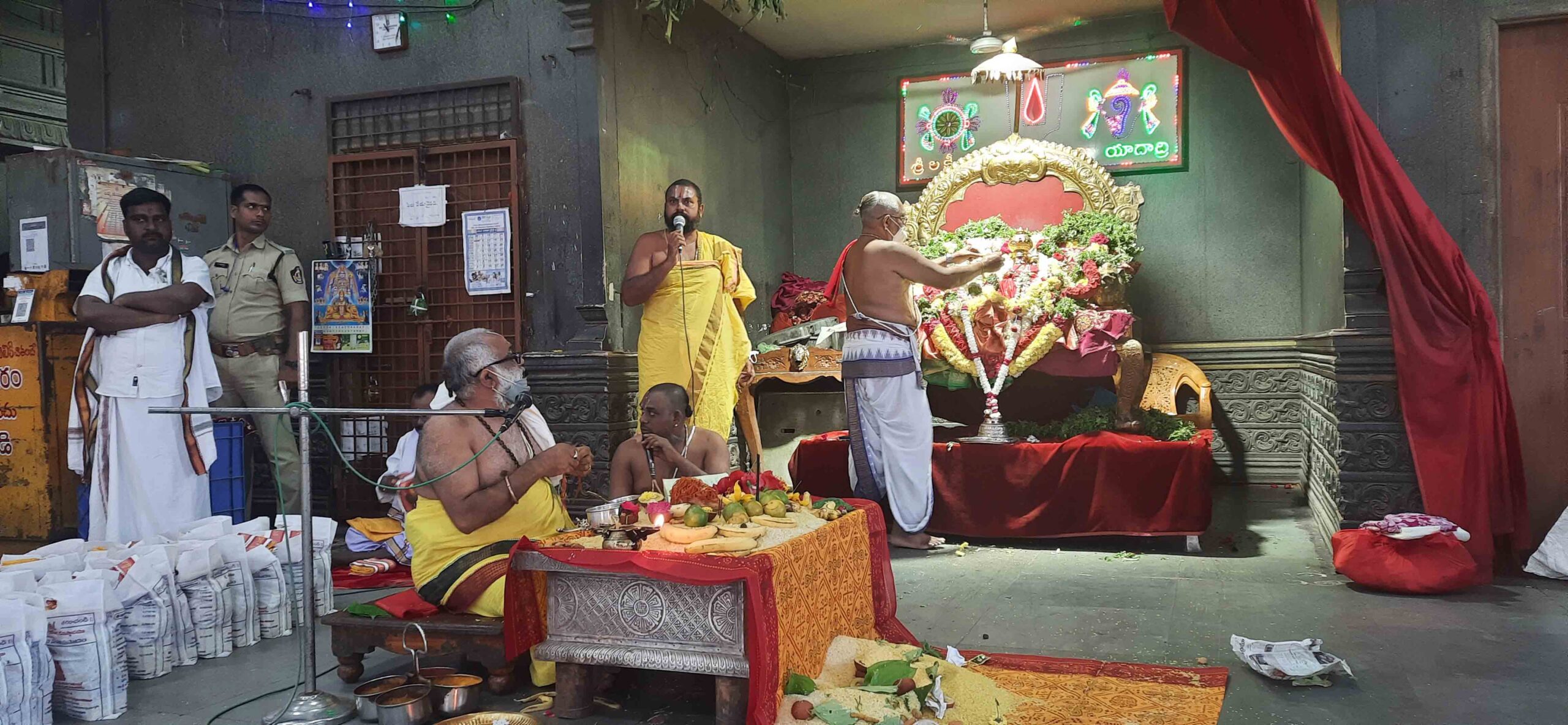 Yadadri: యాదాద్రిలో నిత్యపూజలు.. భక్తుల రద్దీ