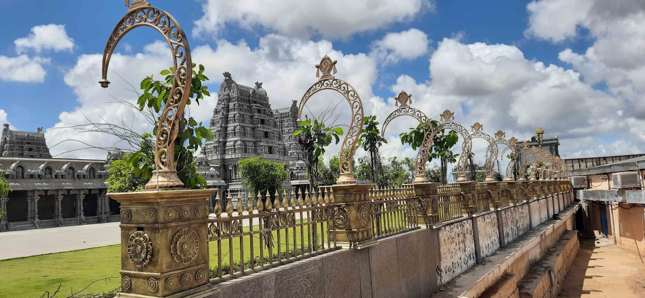 Yadadri: ఆలయ ప్రహరీకి అధునాతన లైట్లు