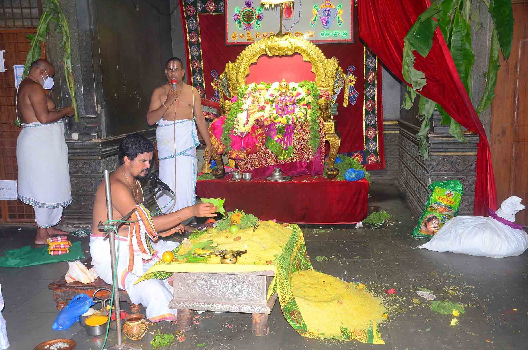 యాదాద్రిలో నిత్యపూజల కోలాహలం