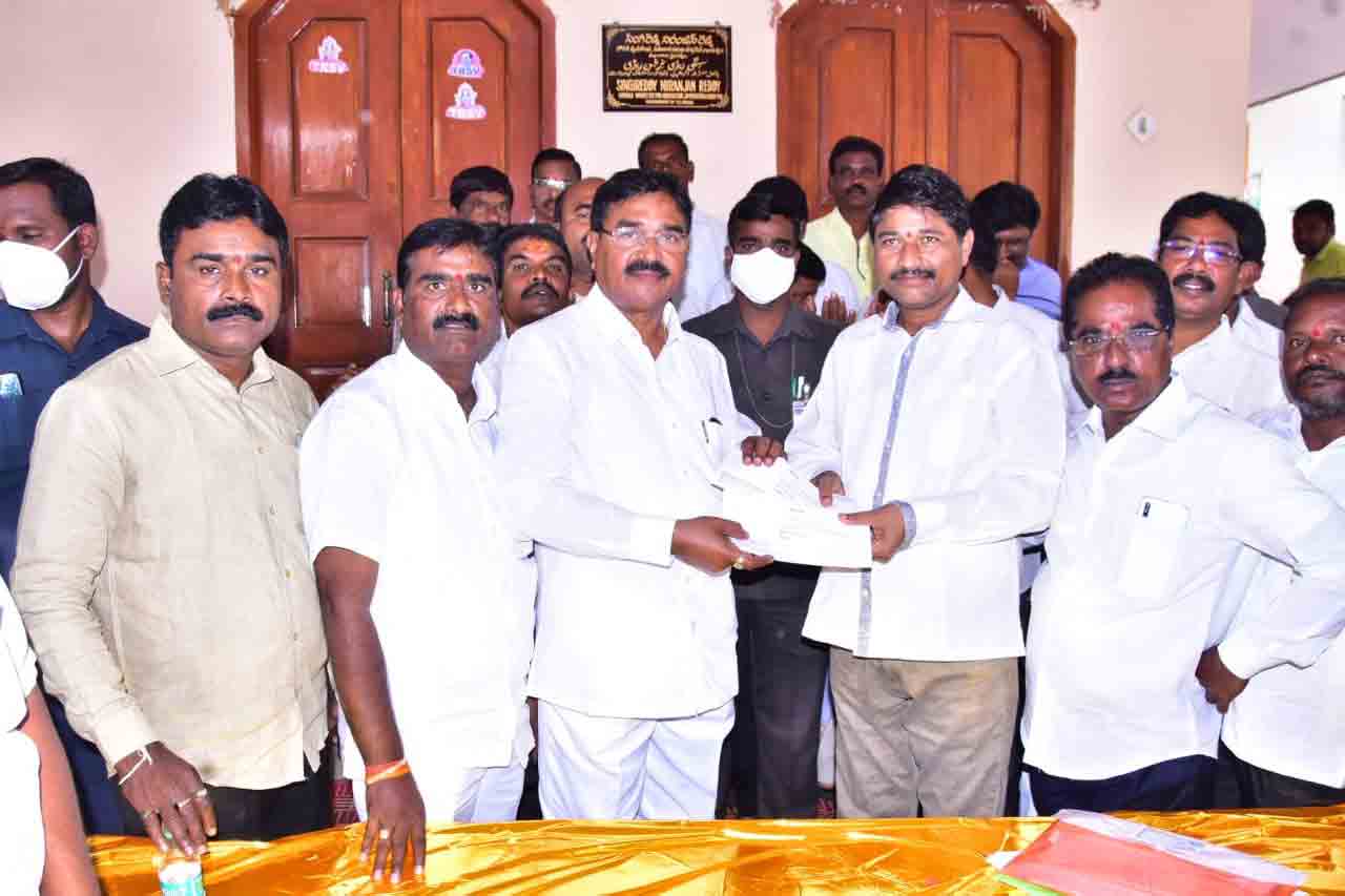 సీఎం సహాయనిధి చెక్కుల పంపిణీ : మంత్రి సింగిరెడ్డి నిరంజన్ రెడ్డి