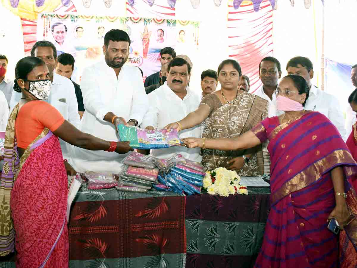 tandur : బతుకమ్మ చీరల పంపిణీని ప్రారంభించిన ఎమ్మెల్యే, ఎమ్మెల్సీ