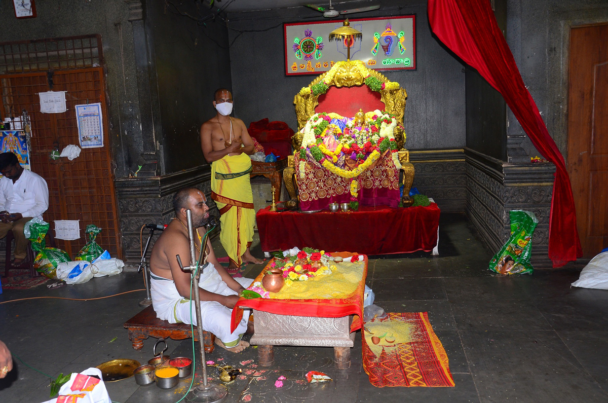 క్షేత్రపాలకుడికి శాస్ర్తోక్తంగా ఆకుపూజ