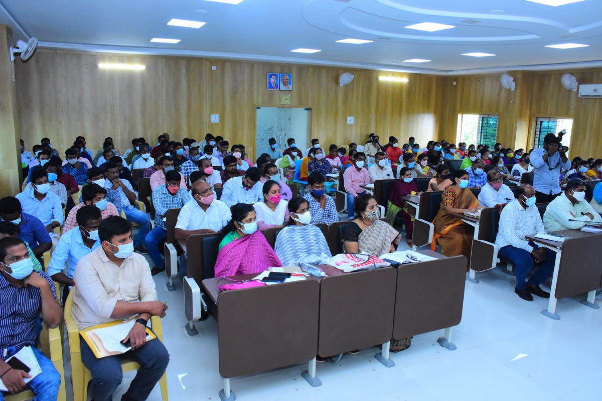 రైతులకు లాభదాయక పంటలపై అవగాహన కల్పించాలి