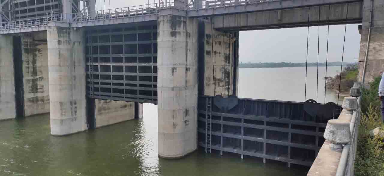 బాబ్లీ ప్రాజెక్ట్ గేట్ల మూసివేత..