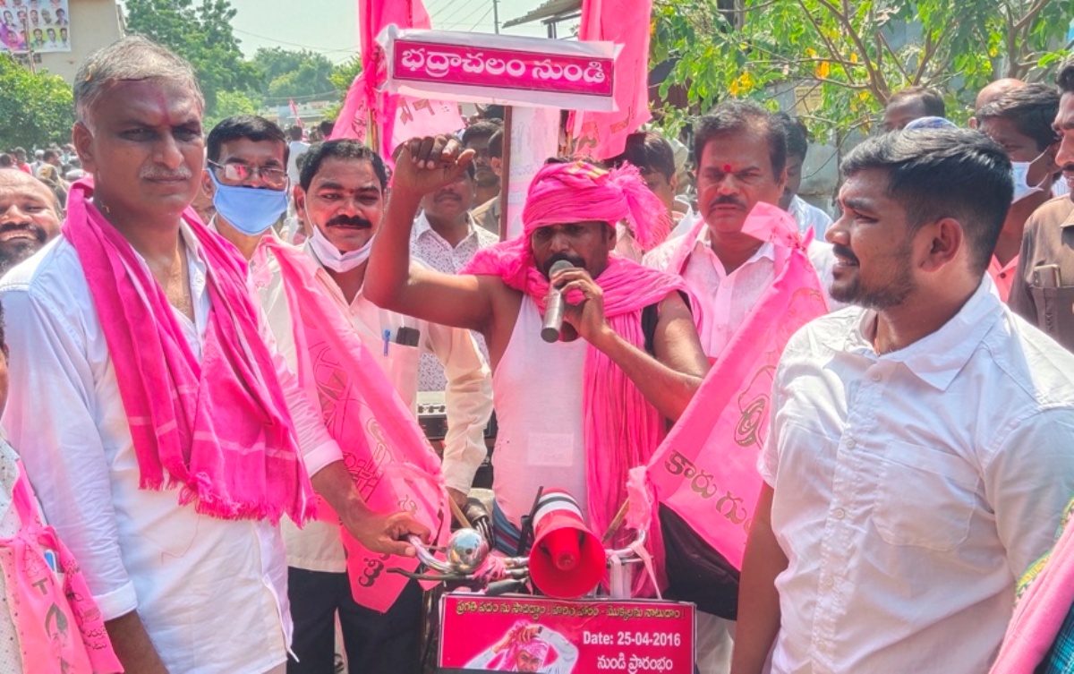 Huzurabad | టీఆర్ఎస్ ప‌ట్ల అభిమానం.. భ‌ద్రాచ‌లం నుంచి వ‌చ్చి హుజూరాబాద్‌లో ప్ర‌చారం..