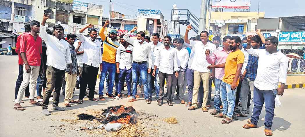 తినే కంచాన్ని లాక్కుంటరా?