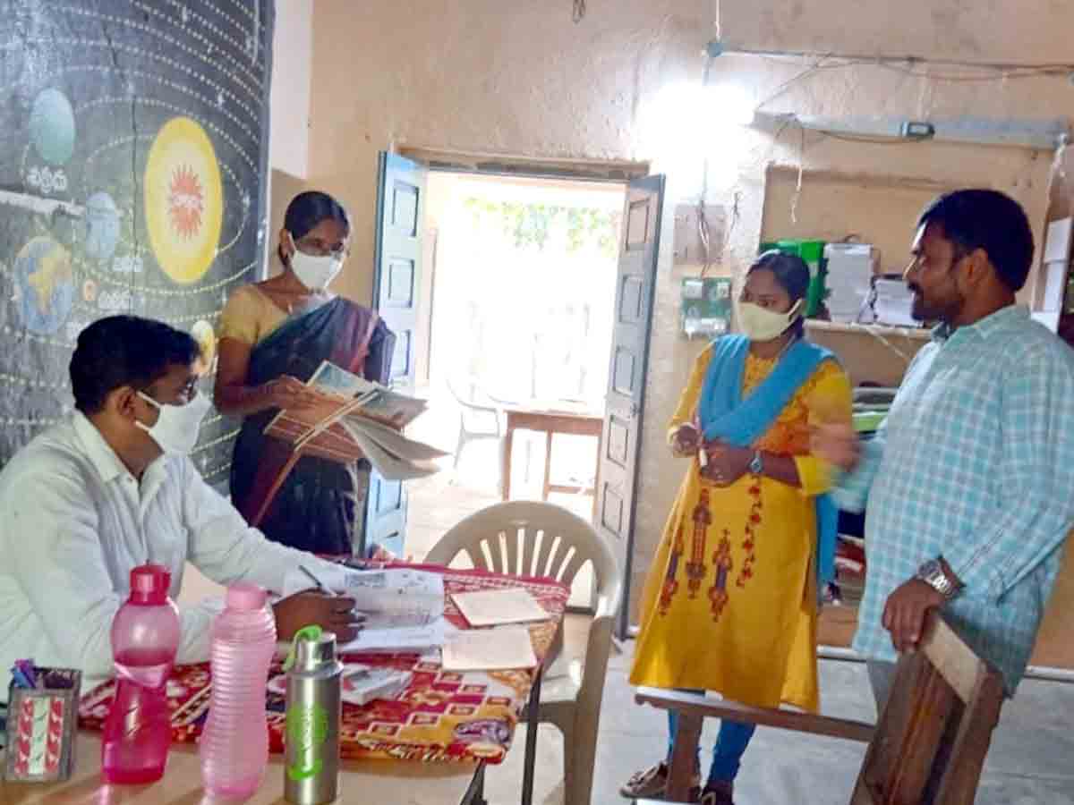 Warangal : ఉపాధ్యాయులు సమయపాలన పాటించాలి.. జిల్లా ప్రభుత్వ పరీక్షల అధికారి సృజన్‌తేజ