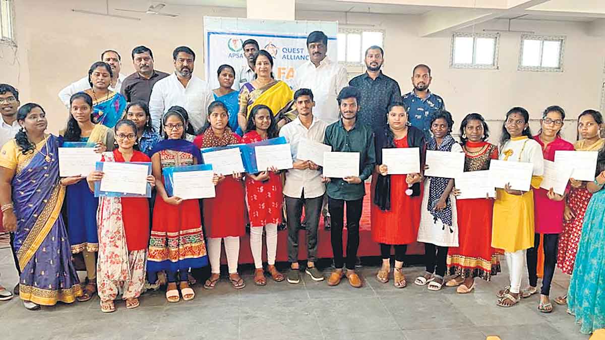 విద్యార్థులు సన్మార్గంలో నడవాలి