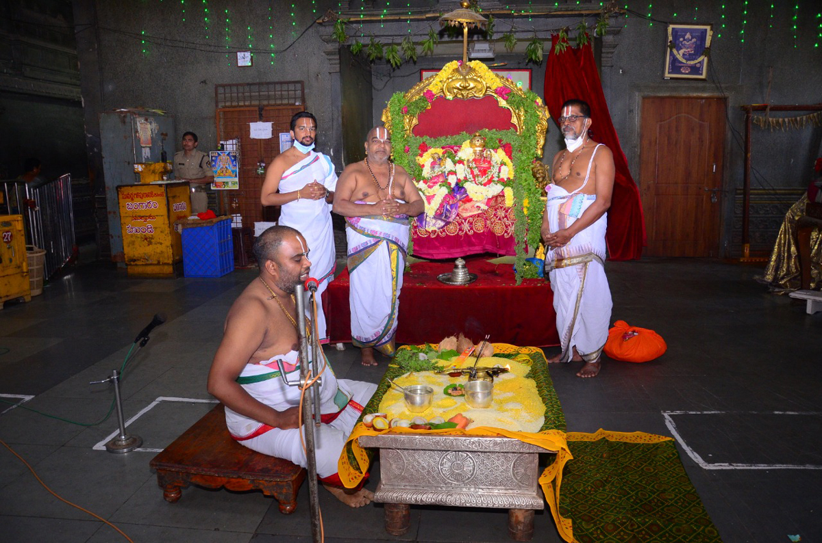 యాదాద్రీశుడికి విశేష పూజలు