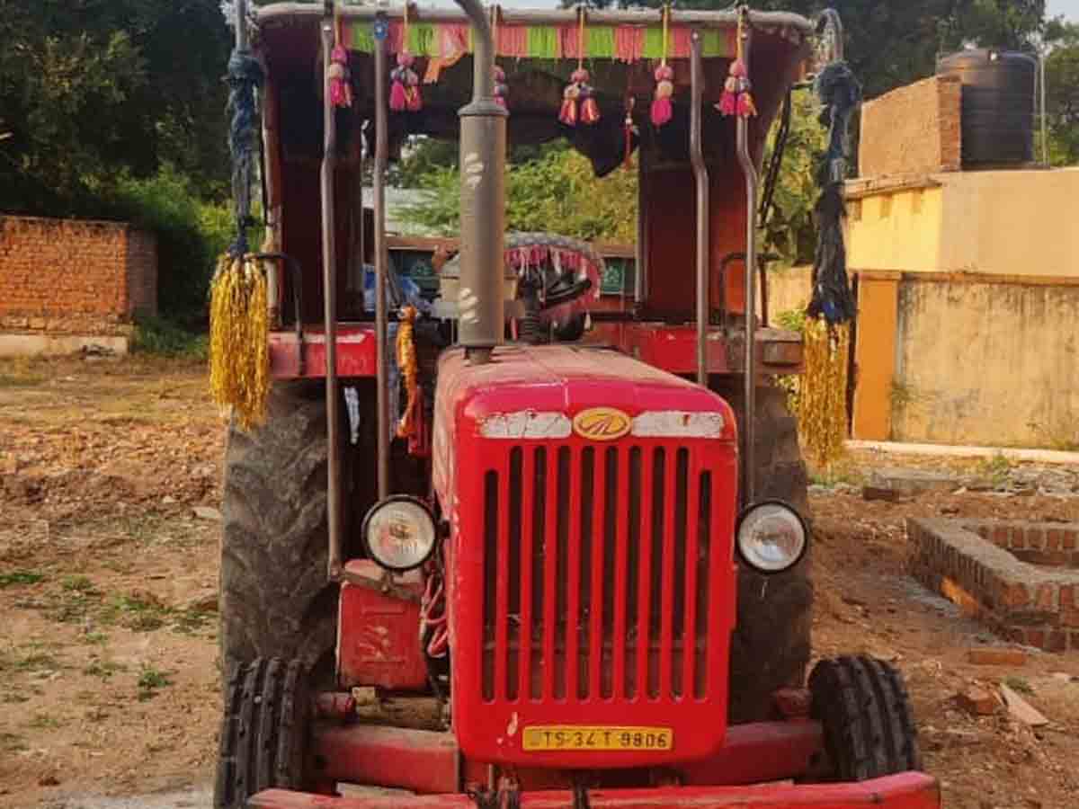 Vikarabad : అక్రమంగా ఇసుకను తరలిస్తున్న ట్రాక్టర్‌ సీజ్‌