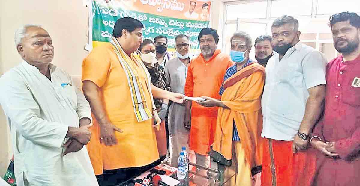 అర్చకుడి కుమార్తె వైద్యానికి చేయూత