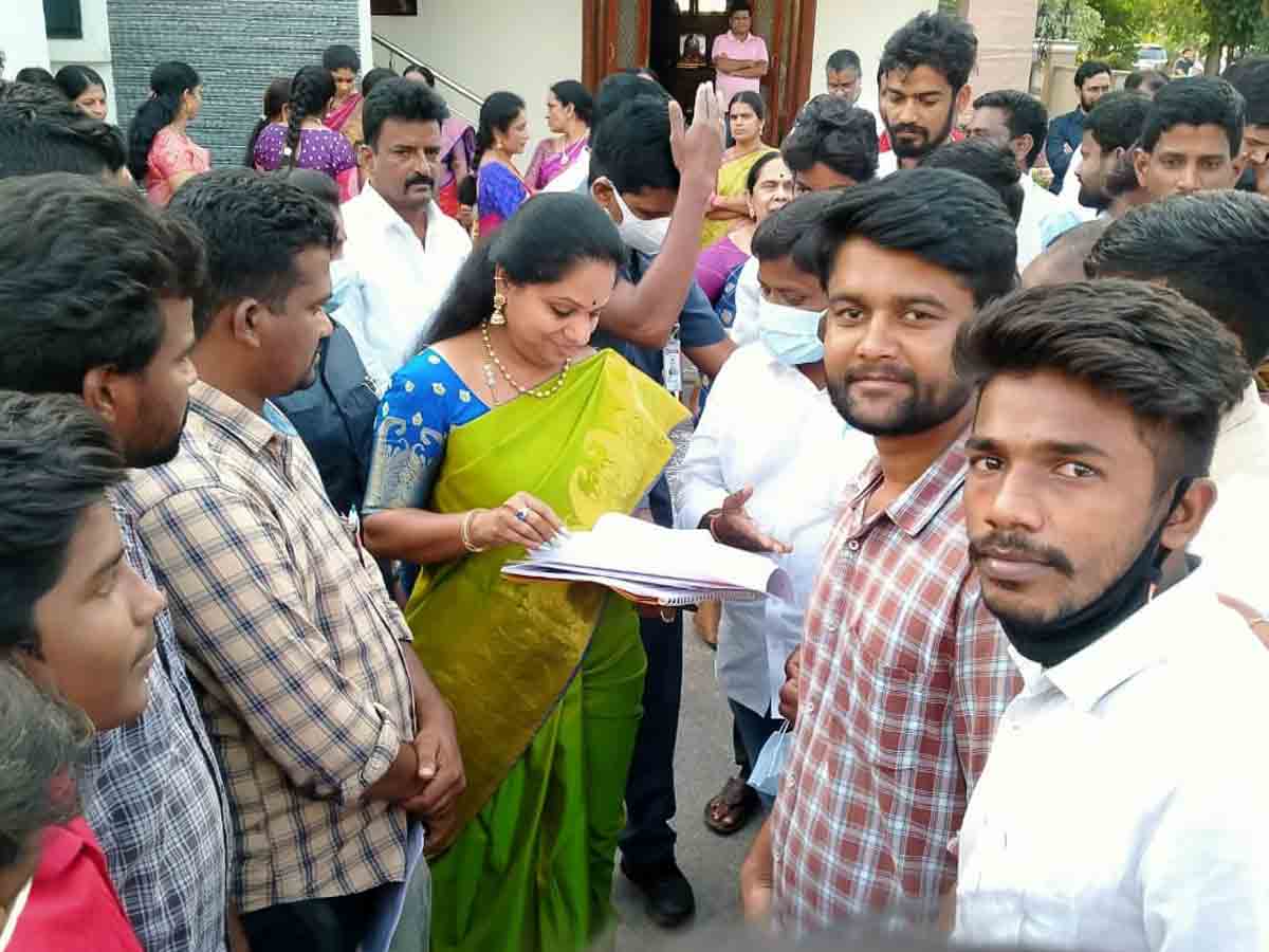 టీయూలో అక్రమాలపై చర్యలు తీసుకోవాలని ఎమ్మెల్సీ కవితకు వినతి