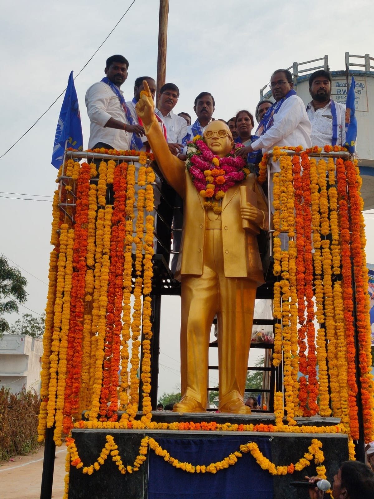 అంబేద్కర్‌ ఆదర్శప్రాయుడు