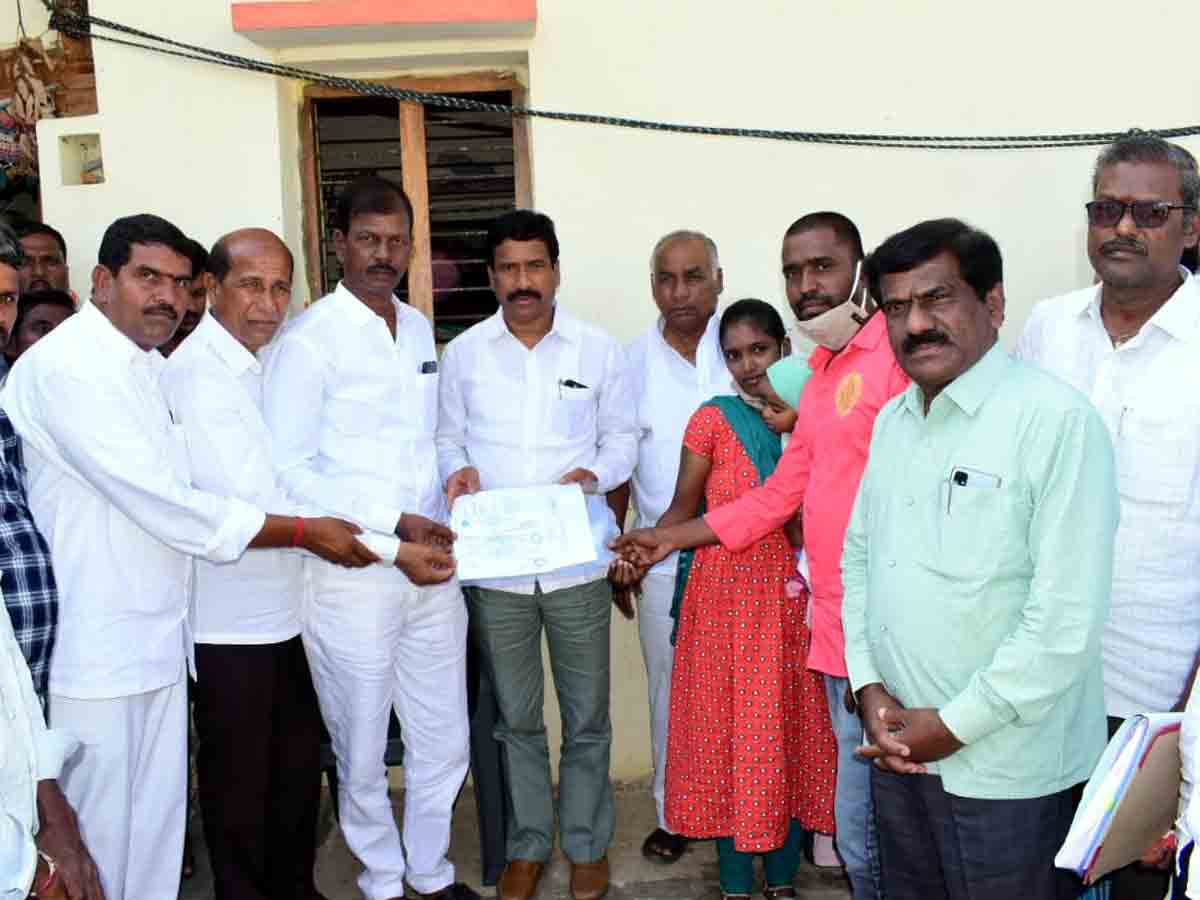 Kodngal : కులాంతర వివాహ లబ్ధిదారులకు చెక్కుల పంపిణీ..