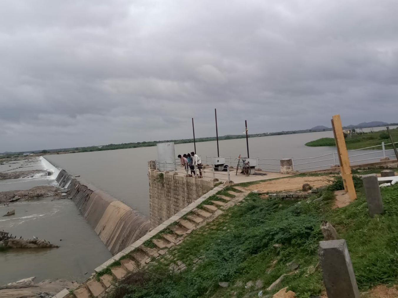 తుంగభద్ర డ్యాంకు తగ్గుతున్న వరద