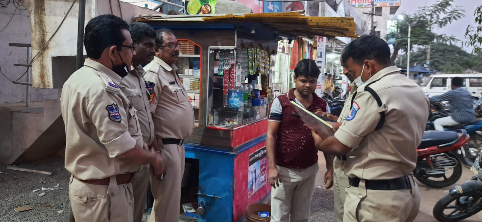 Rangareddy : వ్యాపార సంస్థపై ముమ్మరంగా సోదాలు..