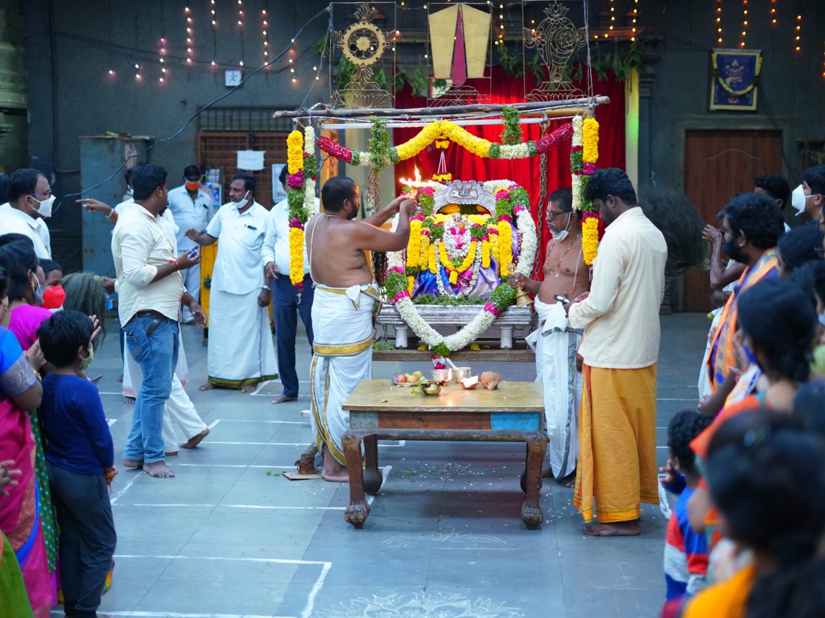 Yadadri: ఆండాళ్ అమ్మవారికి ఊంజల్‌ సేవోత్సవం