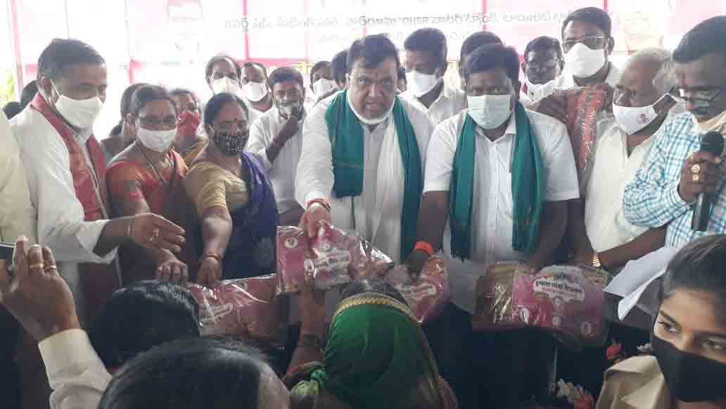 తెలంగాణ ఆడపడుచులకు పెద్దన్న కానుకే బతుకమ్మ చీరలు