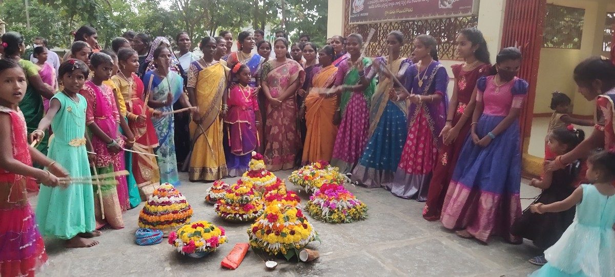 ఒక్కేసి పువ్వేసి చందమామ..