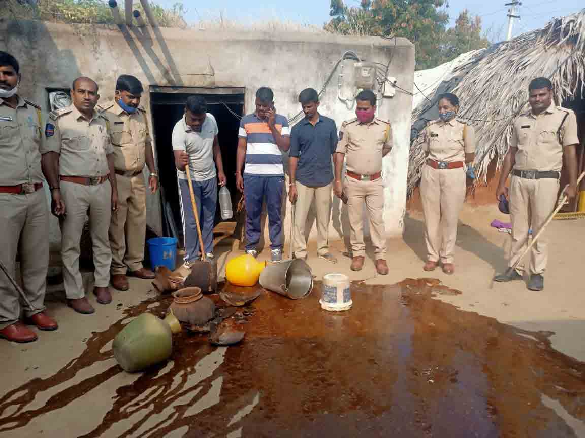 సారా తయారీ కేంద్రాలపై దాడులు