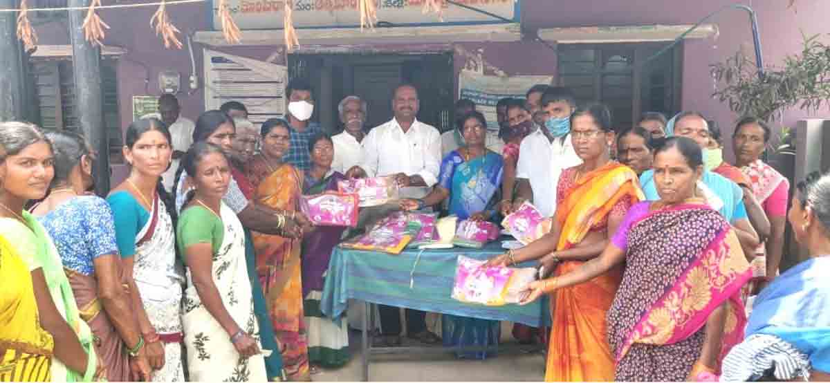 బతుకమ్మ చీరెల పంపిణీ