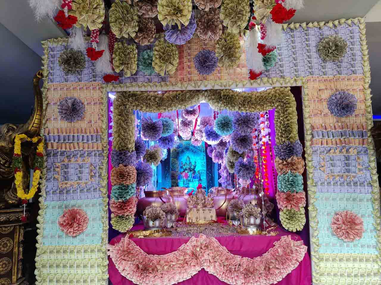 రూ.15 లక్షల కరెన్సీతో దుర్గామాత అలంకరణ..