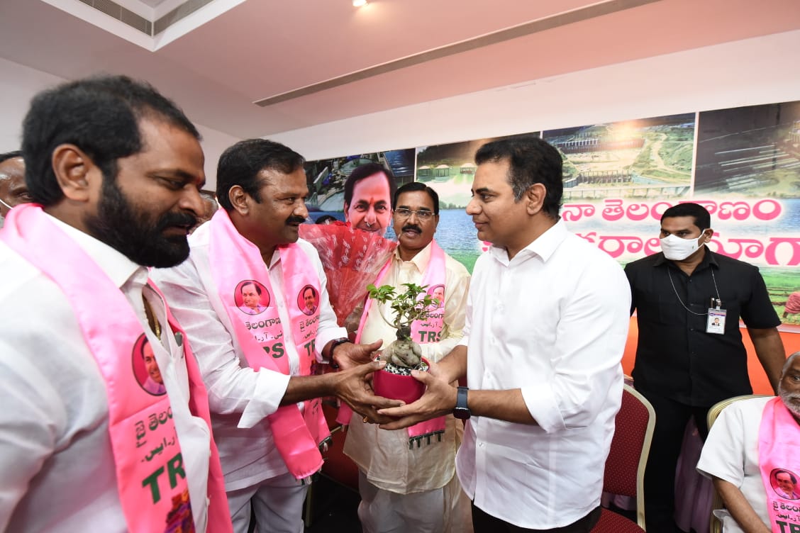 మంత్రి కేటీఆర్‌కు మొక్క అందజేసిన  ఎమ్మెల్యే ఆల వెంకటేశ్వర్‌రెడ్డి