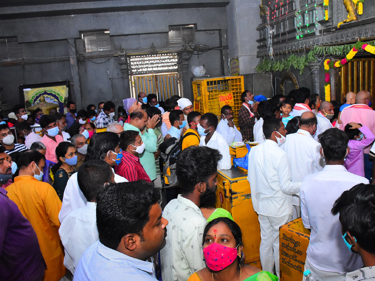 భ‌ద్రాద్రి, యాదాద్రికి పోటెత్తిన భ‌క్తులు