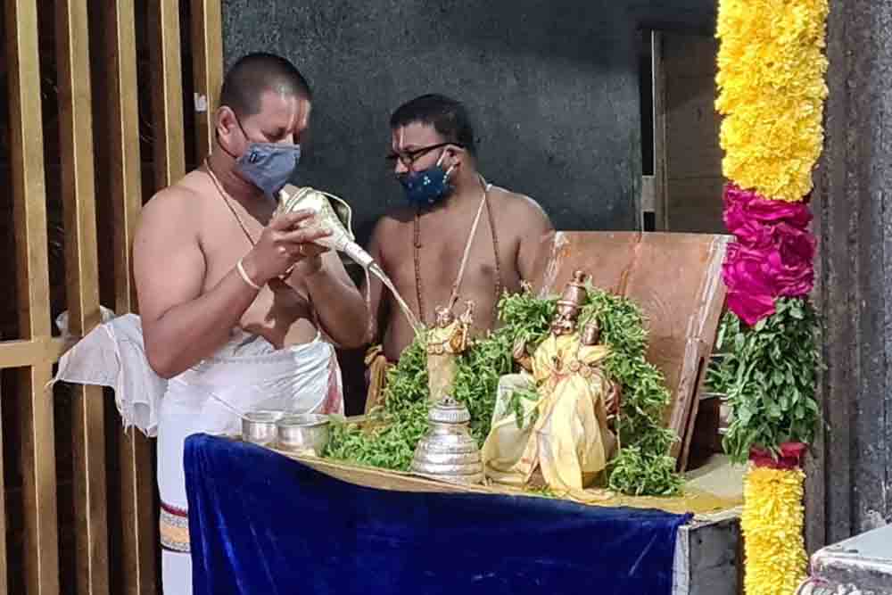 ప్రతిష్ఠామూర్తులకు నిజాభిషేకం