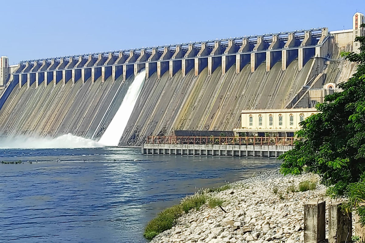 సాగర్‌ ఒక క్రస్ట్‌ గేట్‌ ద్వారా నీటి విడుదల