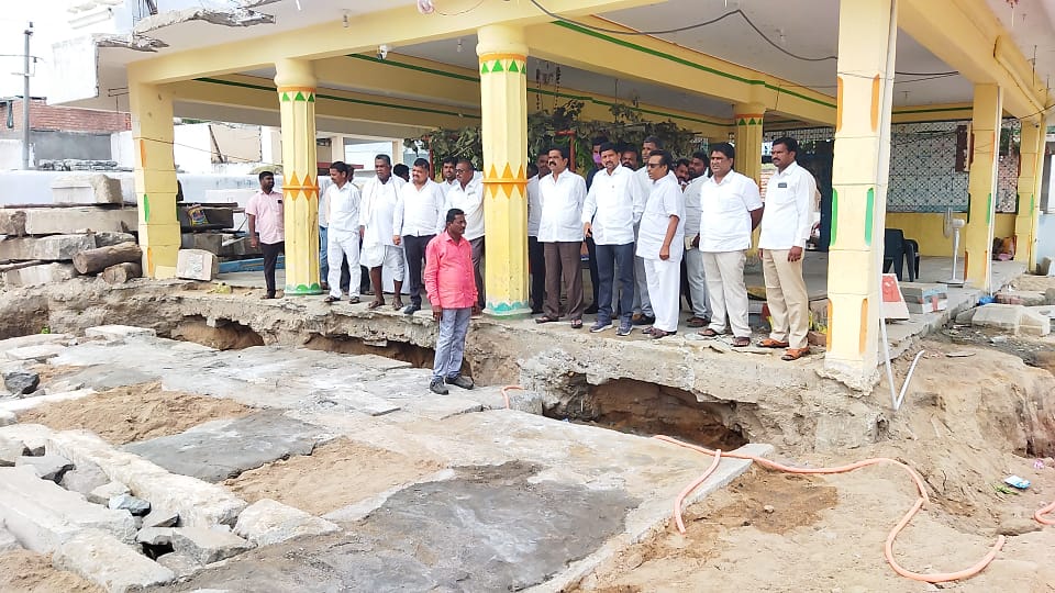 Makthal: ఆలయ పునరుద్దరణ పనులను పరిశీలించిన ఎమ్మెల్యే చిట్టెం