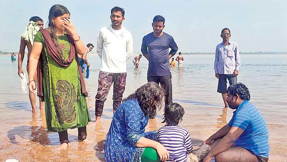 ప్రాణాలకు తెగించి.. ముగ్గురిని రక్షించి