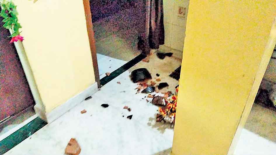 టీఆర్‌ఎస్‌ నేత ఇంటిపై బీజేపీ రాళ్ల దాడి