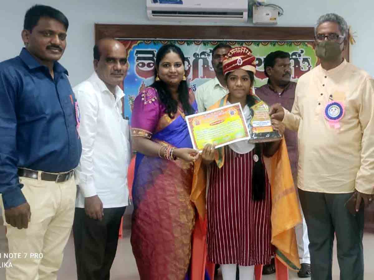 Vardhnnapeta : కాళోజి సాహితి పురస్కారం అందుకున్న రవళిక..