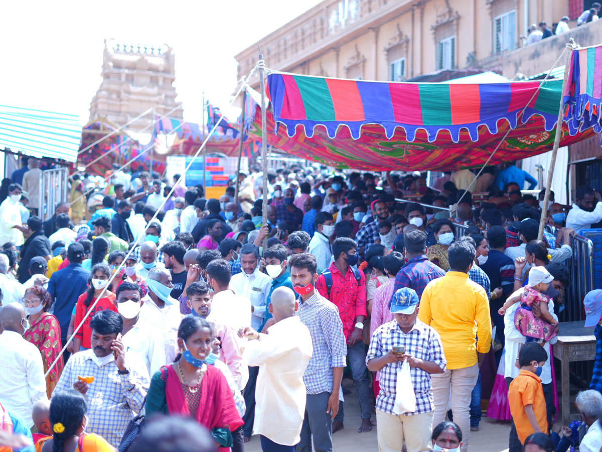 Yadadri: యాదాద్రికి పోటెత్తిన భక్త జనం