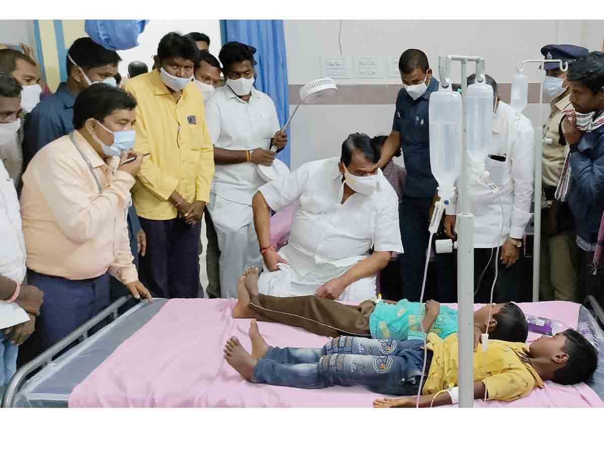 ప్రాథమిక పాఠశాలలో 30 మంది విద్యార్థులకు అస్వస్థత..