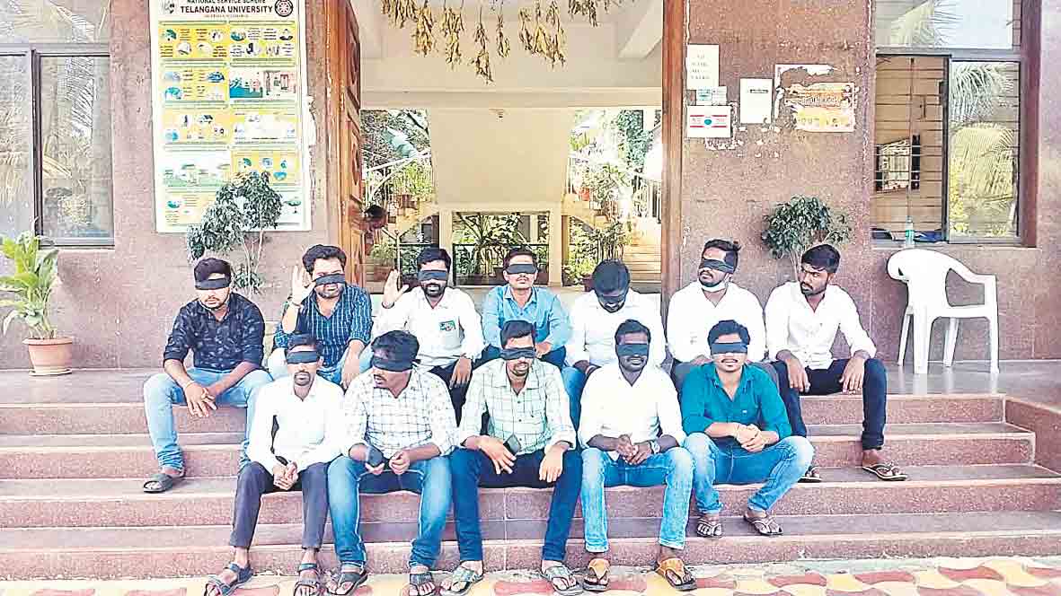 జిల్లా ప్రజలను తప్పుదారి పట్టిస్తున్న వీసీ, రిజిస్ట్రార్‌