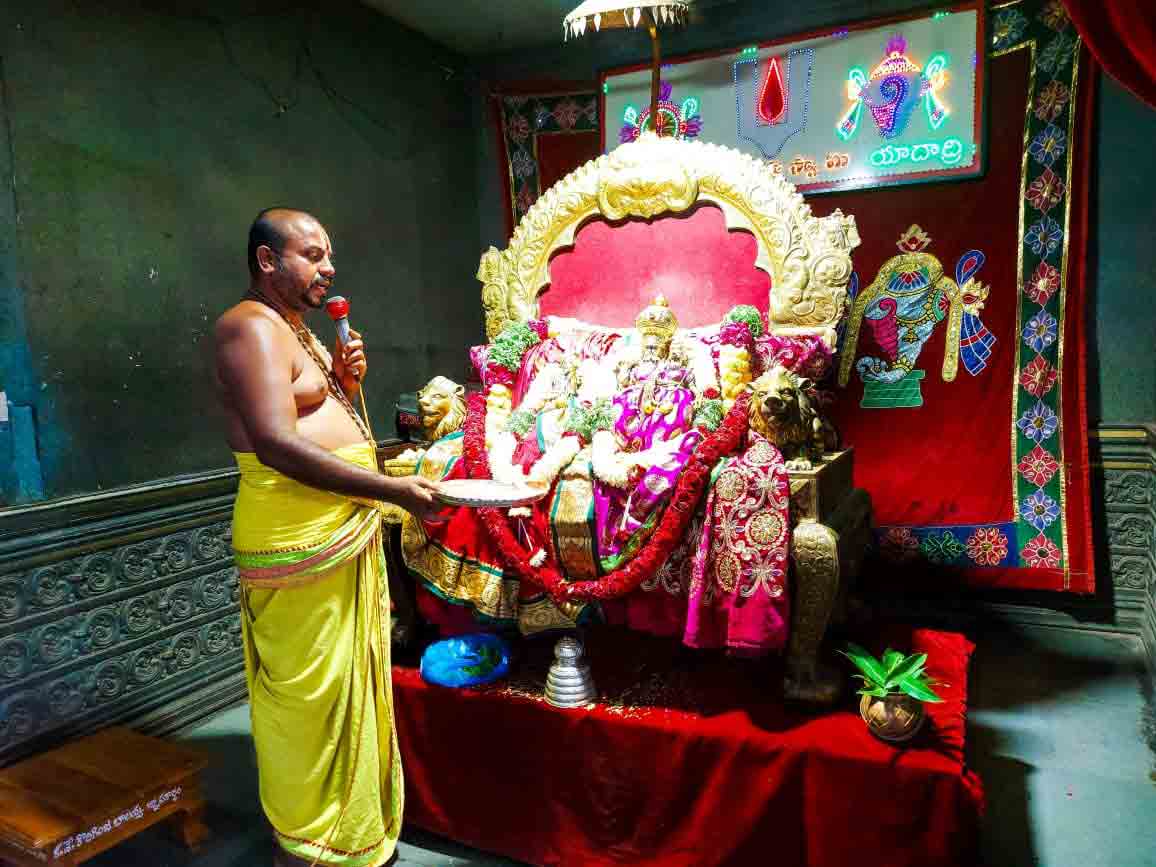 యాదాద్రి క్షేత్ర పాలకుడికి ప్రత్యేక పూజలు