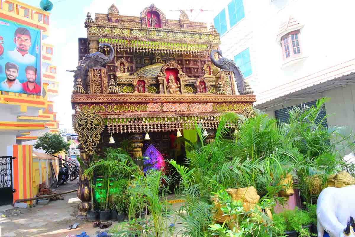 యాదాద్రీశుడికి నిత్య పూజలు