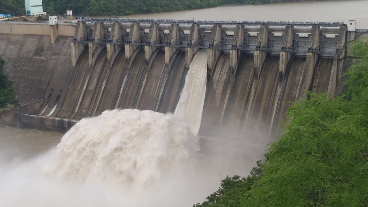 స్థిరంగా వరద