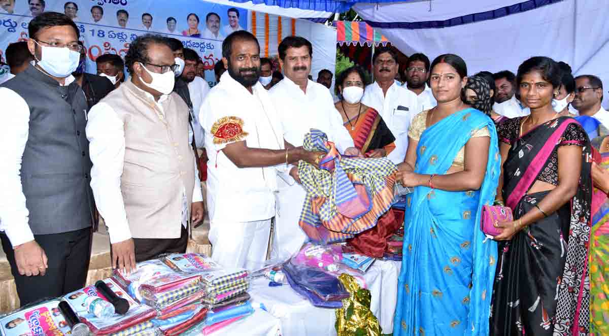 ఆడపడుచుల సంతోషమే లక్ష్యం