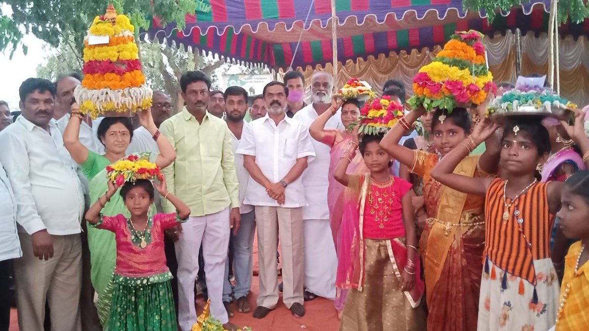 ఊరూరా బతుకమ్మ సంబురం