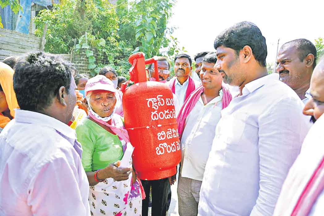 అబద్ధాల బీజేపీకి ఓటుతో బుద్ధి చెప్పాలి