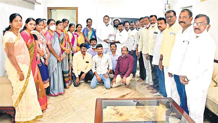 స్వర్ణతాపడానికి రూ.1.3 కోట్ల విరాళం