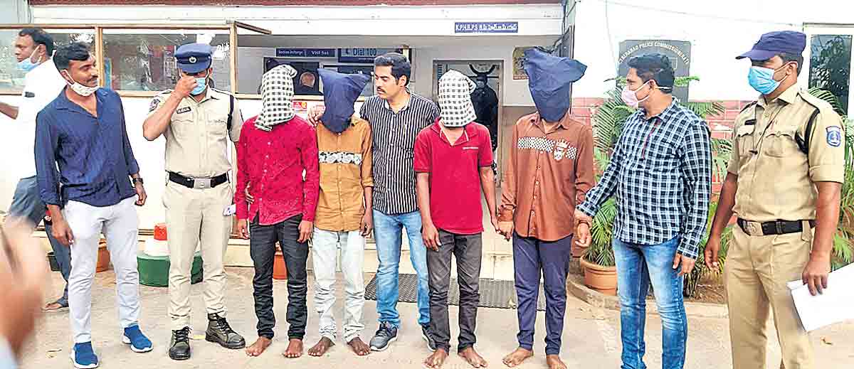 వాహన తనిఖీల్లో.. గొలుసు దొంగలు అరెస్ట్‌