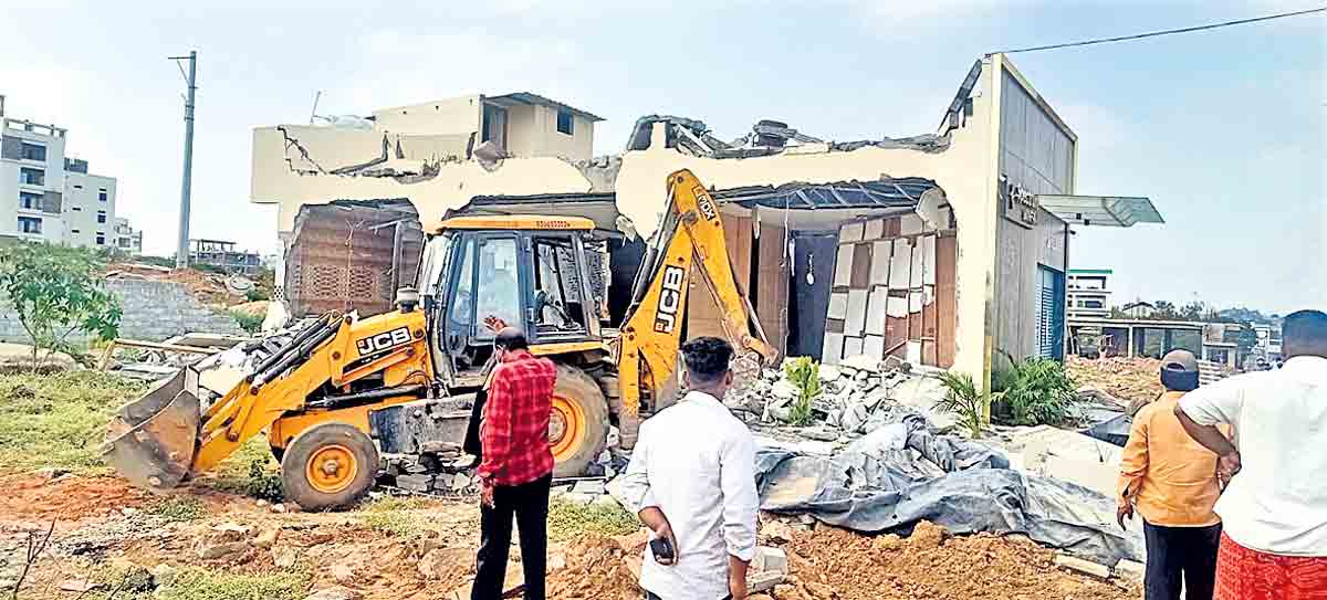 అక్రమ నిర్మాణాలపై కొరడా