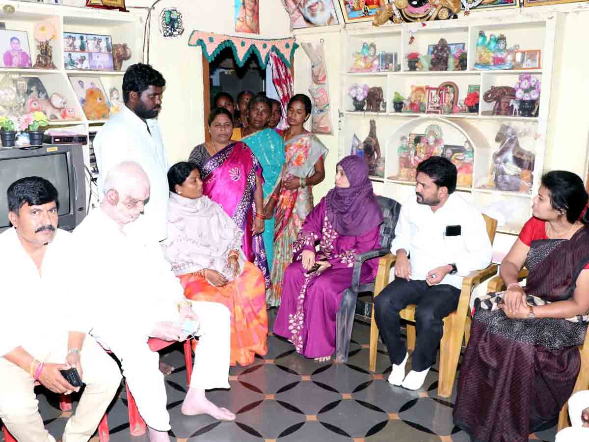 Vikarabad : మృతిడి కుటుంబాన్ని పరామర్శించిన ఎమ్మెల్యే, మున్సిపల్‌ చైర్‌పర్సన్‌